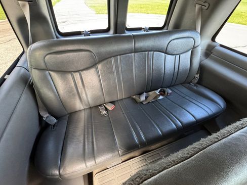 Used 2005 Chevrolet Express 3500 Passenger w/ LS Preferred Equipment Group RWD image 26