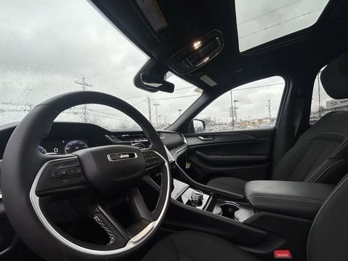 Used 2025 Jeep Grand Cherokee L Laredo w/ Luxury Tech Group I image 17