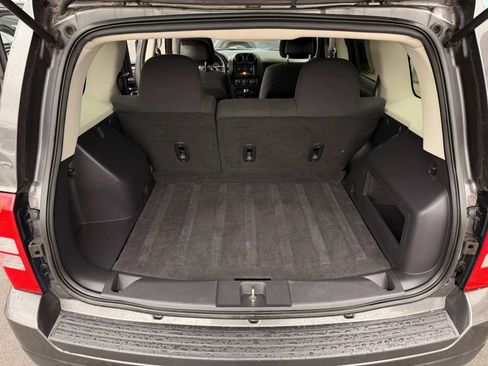 Used 2014 Jeep Patriot Latitude AWD/4WD image 11