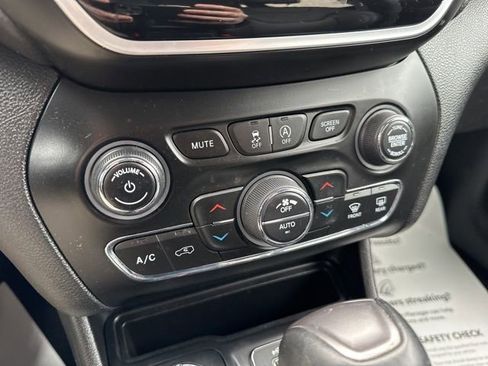 Used 2019 Jeep Cherokee Limited w/ Technology Group image 22