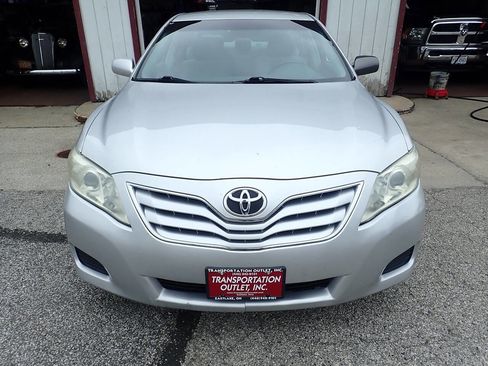 Used 2010 Toyota Camry LE image 3