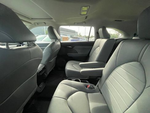 Used 2022 Toyota Highlander XLE AWD/4WD image 6