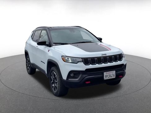 Used 2025 Jeep Compass Trailhawk image 3