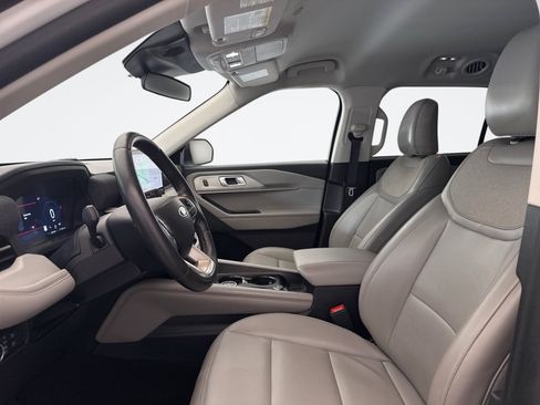Used 2025 Ford Explorer Active w/ Active Comfort Package AWD/4WD image 9