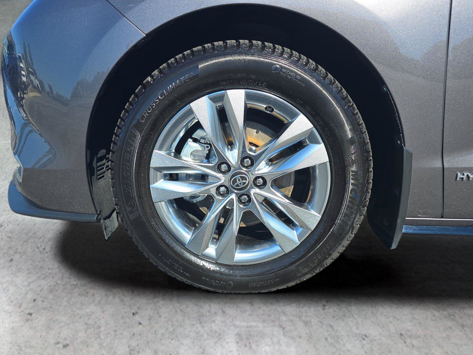 Used 2021 Toyota Sienna Limited FWD image 32