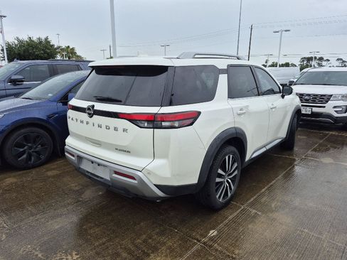 Used 2023 Nissan Pathfinder Platinum FWD image 3