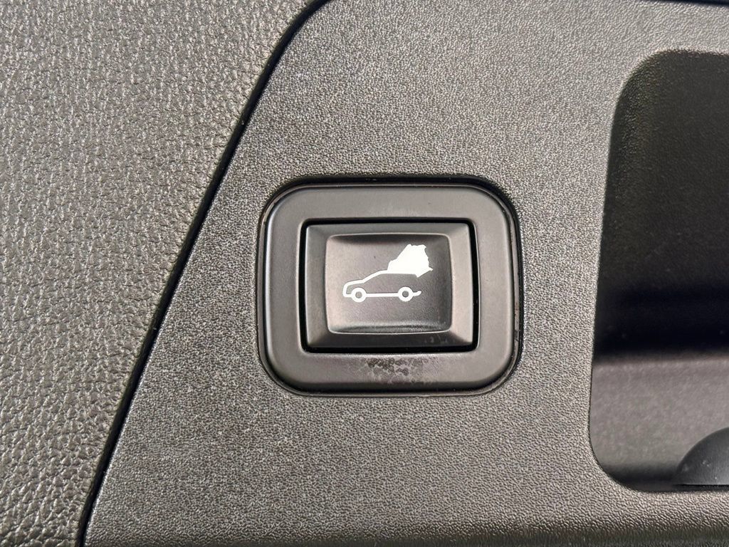 Used 2017 Buick Envision Essence FWD image 17
