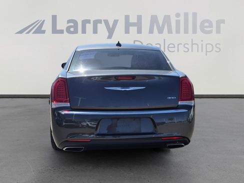 Used 2018 Chrysler 300 Touring L RWD image 4