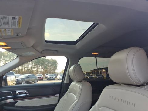 Used 2017 Ford Explorer Platinum image 18