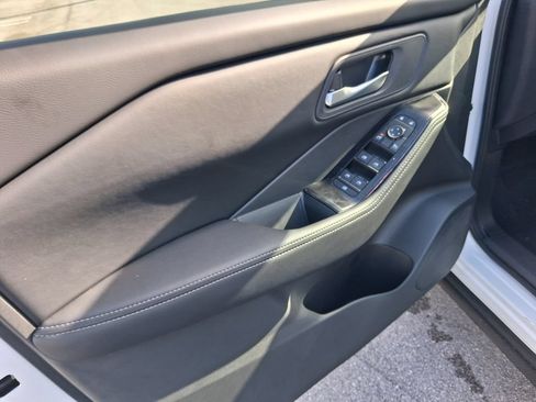 Used 2026 Nissan Rogue SV FWD image 15