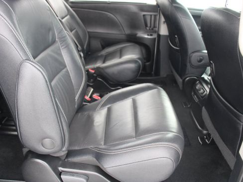 Used 2017 Toyota Sienna SE Premium image 19