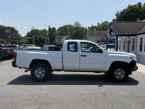 Used 2016 Toyota Tacoma SR RWD image 4