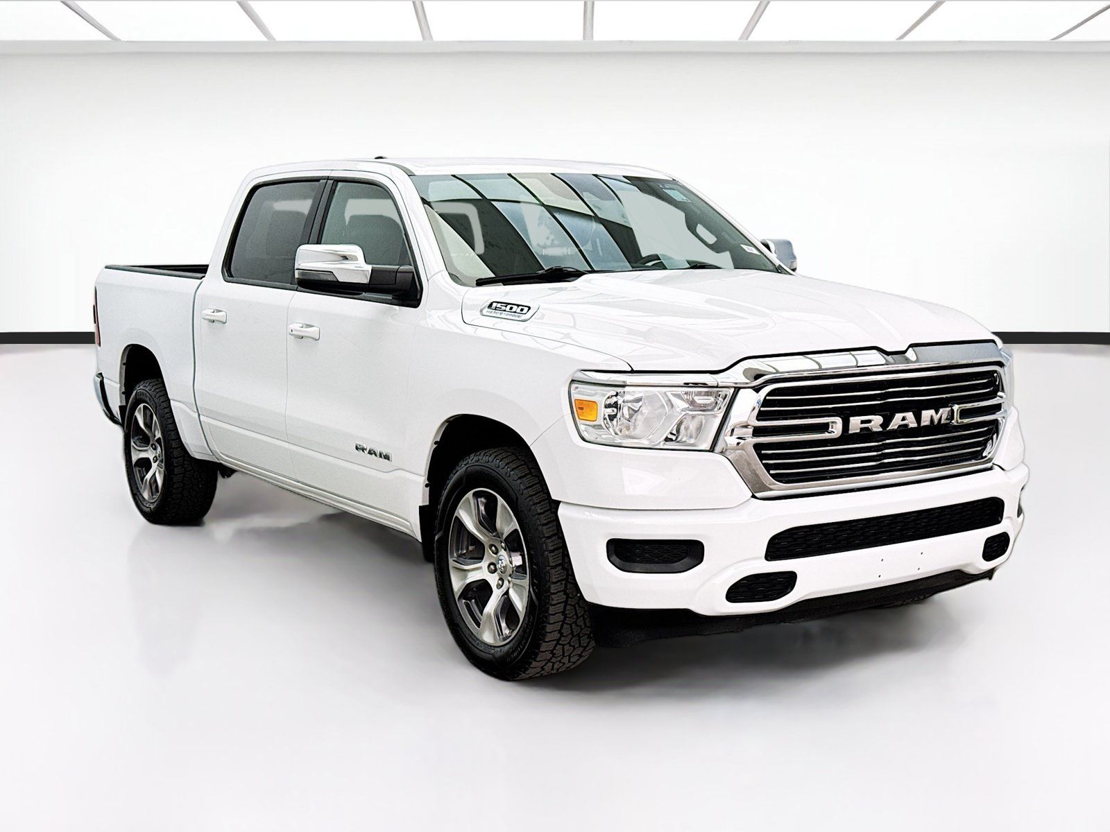 Used 2024 RAM 1500 Laramie AWD/4WD image 3