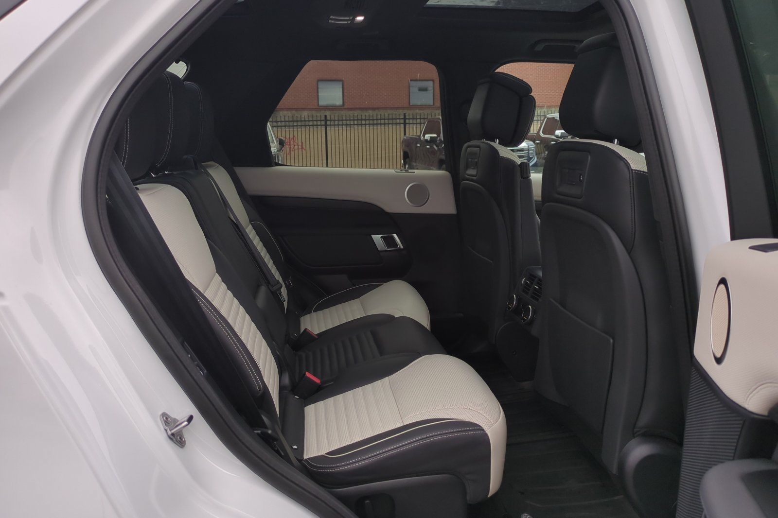 Used 2023 Land Rover Discovery HSE R-Dynamic AWD/4WD image 17