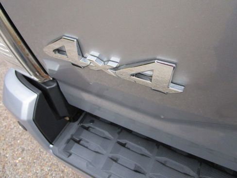 Used 2017 Toyota Tacoma Limited image 11