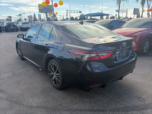 Used 2023 Toyota Camry SE image 3