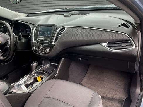 Used 2017 Chevrolet Malibu LT FWD image 25