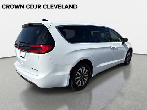 Used 2024 Chrysler Pacifica Limited FWD image 5