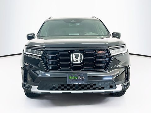 Used 2025 Honda Pilot TrailSport image 2