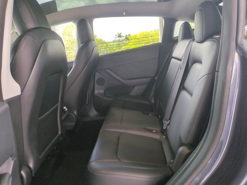 Used 2022 Tesla Model Y Long Range image 15