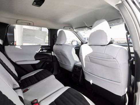 Used 2025 Mitsubishi Outlander SE image 25