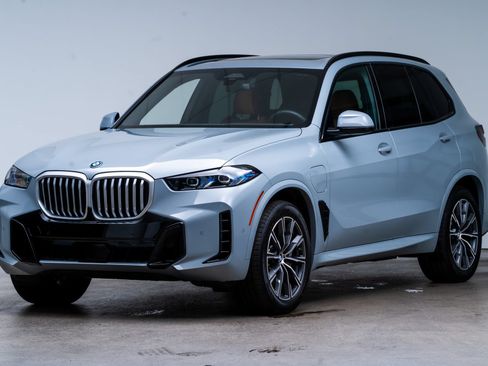 Used 2026 BMW X5 xDrive50e w/ M Sport Package AWD/4WD image 3