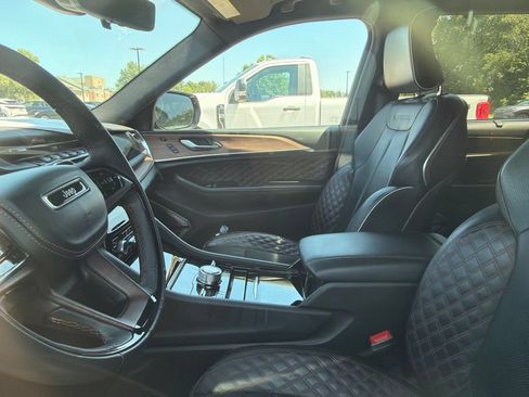 Used 2023 Jeep Grand Cherokee L Summit w/ Advanced Protech Group IV AWD/4WD image 4