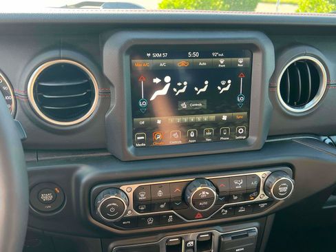 Used 2023 Jeep Gladiator Rubicon AWD/4WD image 17