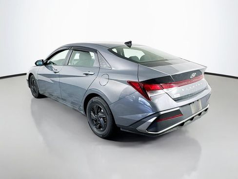 Used 2024 Hyundai Elantra SE FWD image 4