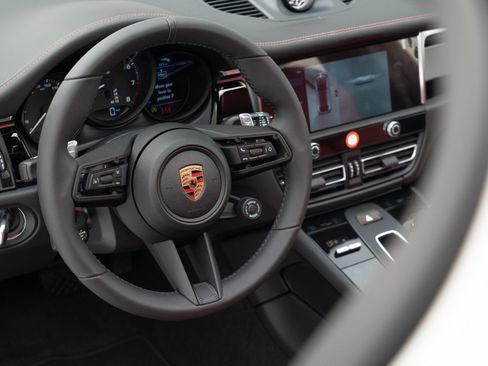Certified 2026 Porsche Macan AWD/4WD image 19