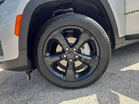 Used 2025 Jeep Grand Cherokee Limited w/ Black Appearance Package image 27