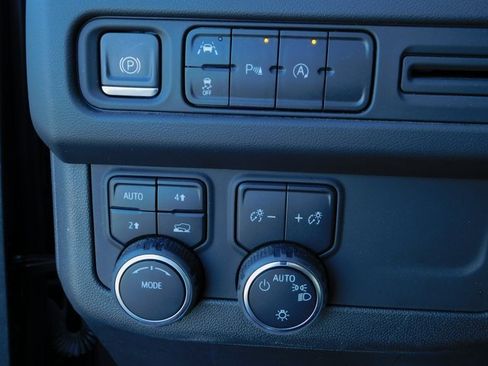 Used 2023 Chevrolet Suburban LT image 34