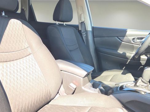 Used 2019 Nissan Rogue SV image 16
