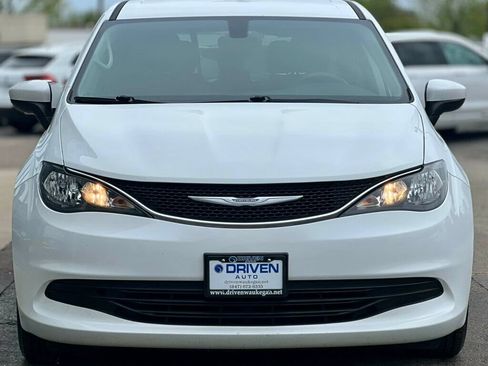 Used 2017 Chrysler Pacifica LX w/ Tire & Wheel Group FWD image 6