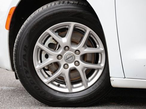 Used 2024 Chrysler Voyager LX image 7