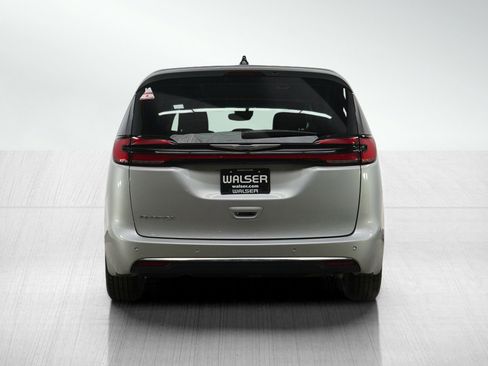 Used 2024 Chrysler Pacifica Touring-L image 4