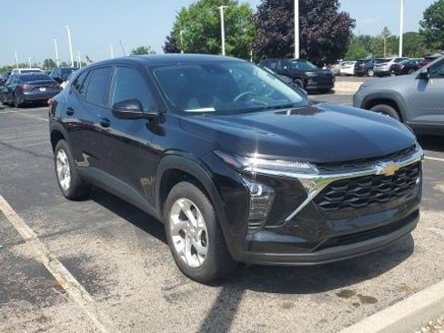 Used 2025 Chevrolet Trax LS w/ LS Convenience Package FWD image 2