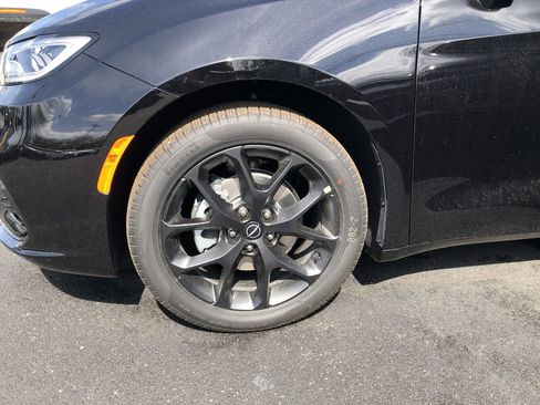 New 2026 Chrysler Pacifica Select image 2