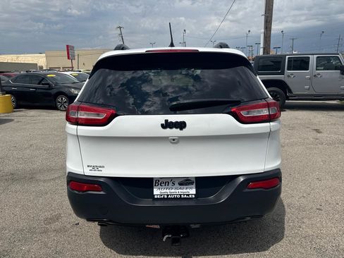 Used 2018 Jeep Cherokee Latitude w/ Altitude Package FWD image 7
