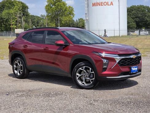 Used 2025 Chevrolet Trax LT w/ Driver Confidence Package FWD image 2