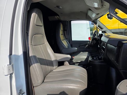 Used 2019 GMC Savana 3500 Extended w/ Driver Convenience Package image 9