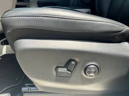 Used 2024 Chrysler Pacifica Touring-L FWD image 26