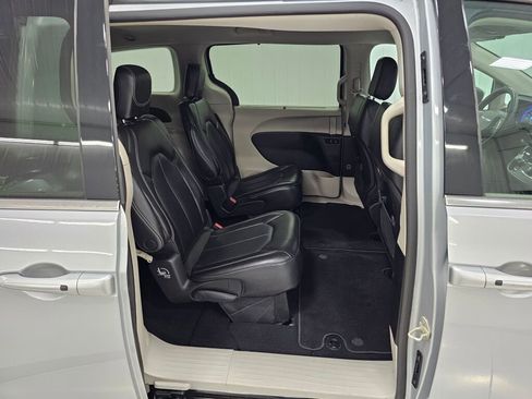 Used 2023 Chrysler Pacifica Touring-L image 22