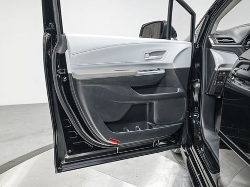 Used 2025 Toyota Sienna LE w/ LE Plus Package image 12