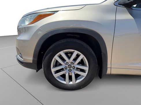 Used 2016 Toyota Highlander LE AWD/4WD image 9