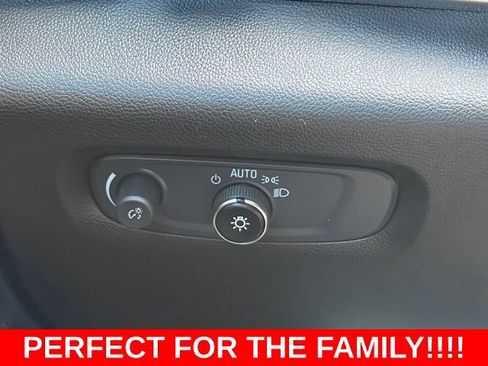Used 2022 Chevrolet Traverse LT FWD image 20