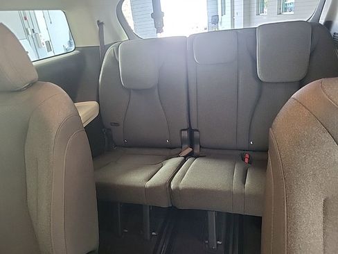 Used 2022 Kia Carnival LX image 13