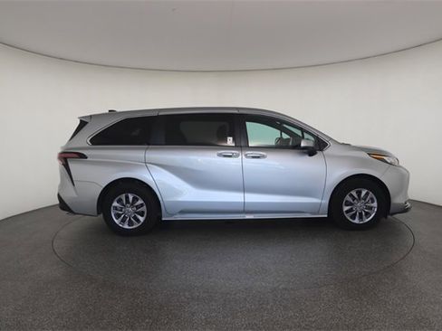 Used 2023 Toyota Sienna XLE image 23