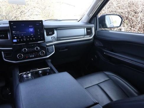 Used 2024 Ford Expedition Max XLT image 27