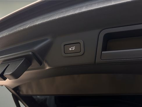 Used 2019 Land Rover Range Rover Velar S AWD/4WD image 25